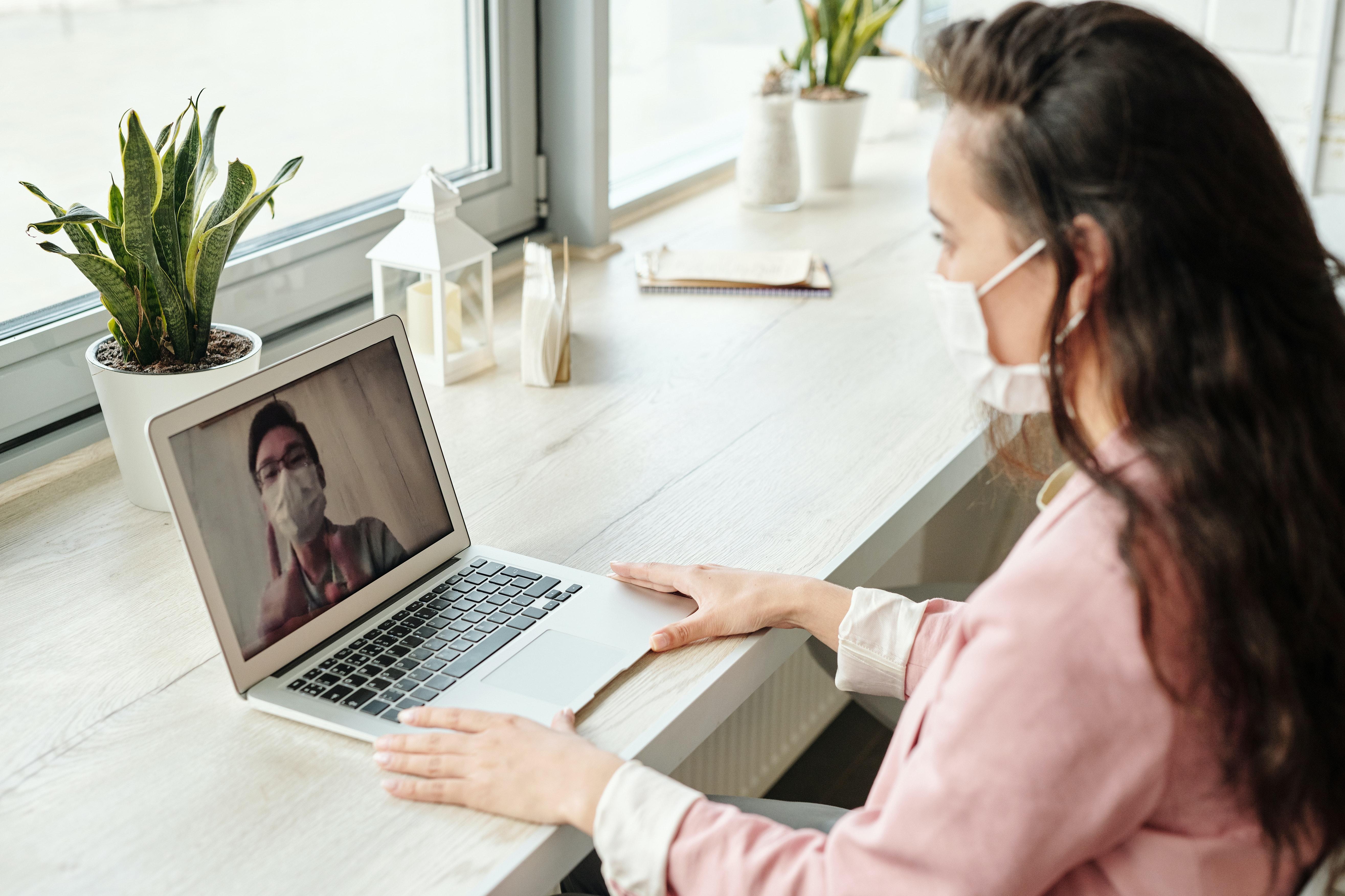 Una estudiante realiza una videollamada