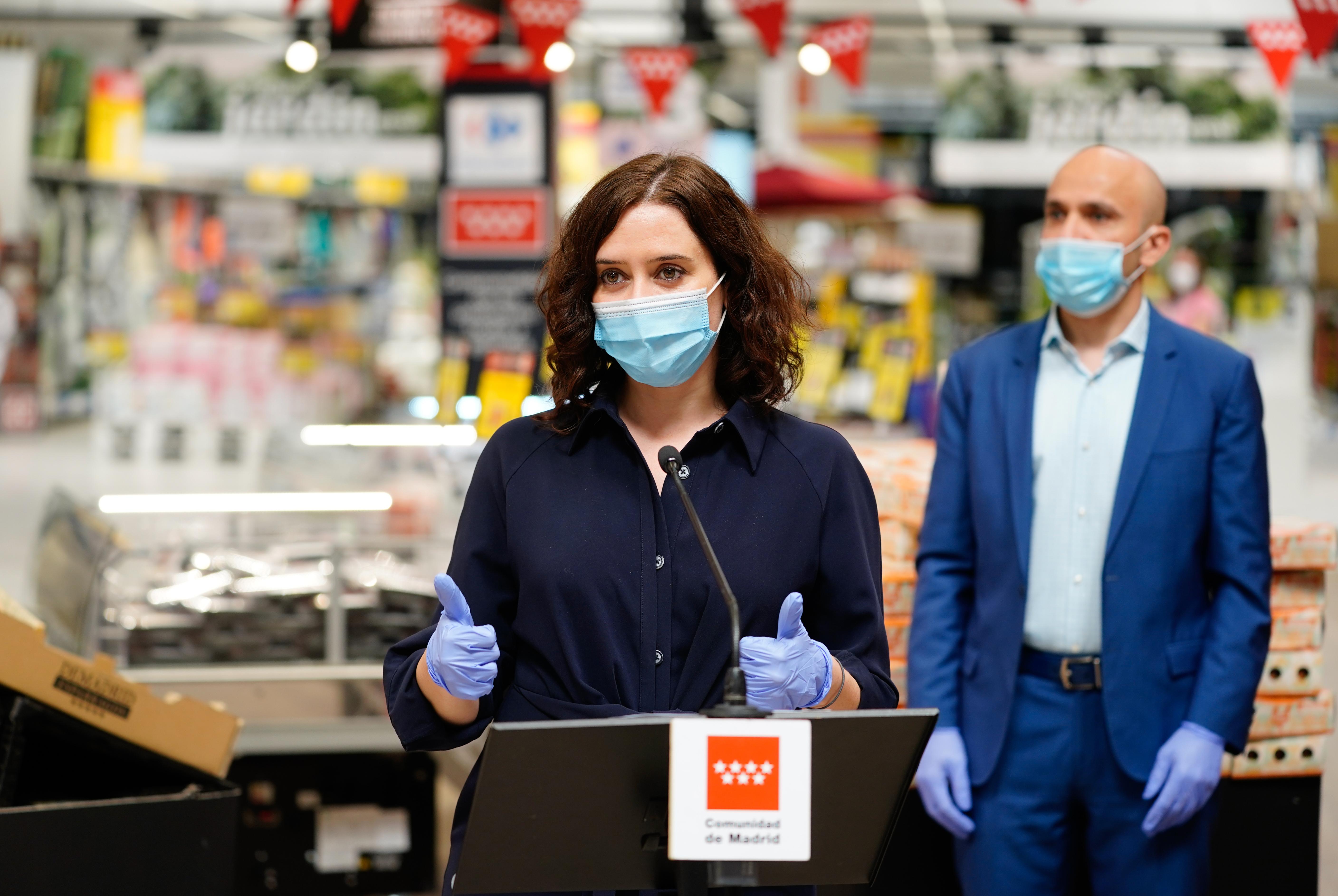  La presidenta de la Comunidad de Madrid, Isabel Díaz Ayuso, durante su discurso en una visita al Carrefour de Alcobendas