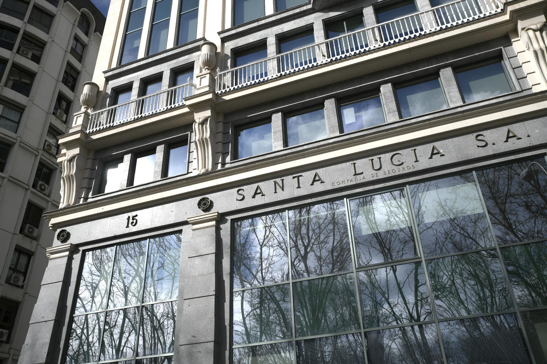 Fachada exterior de la sede de la compañía de seguros Santa Lucía en Madrid. Europa Press