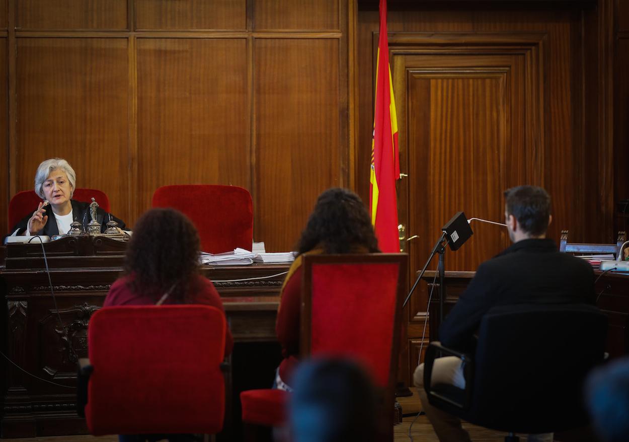 Imagen del juicio que condenó a las tres personas hoy puestas en libertad. EP