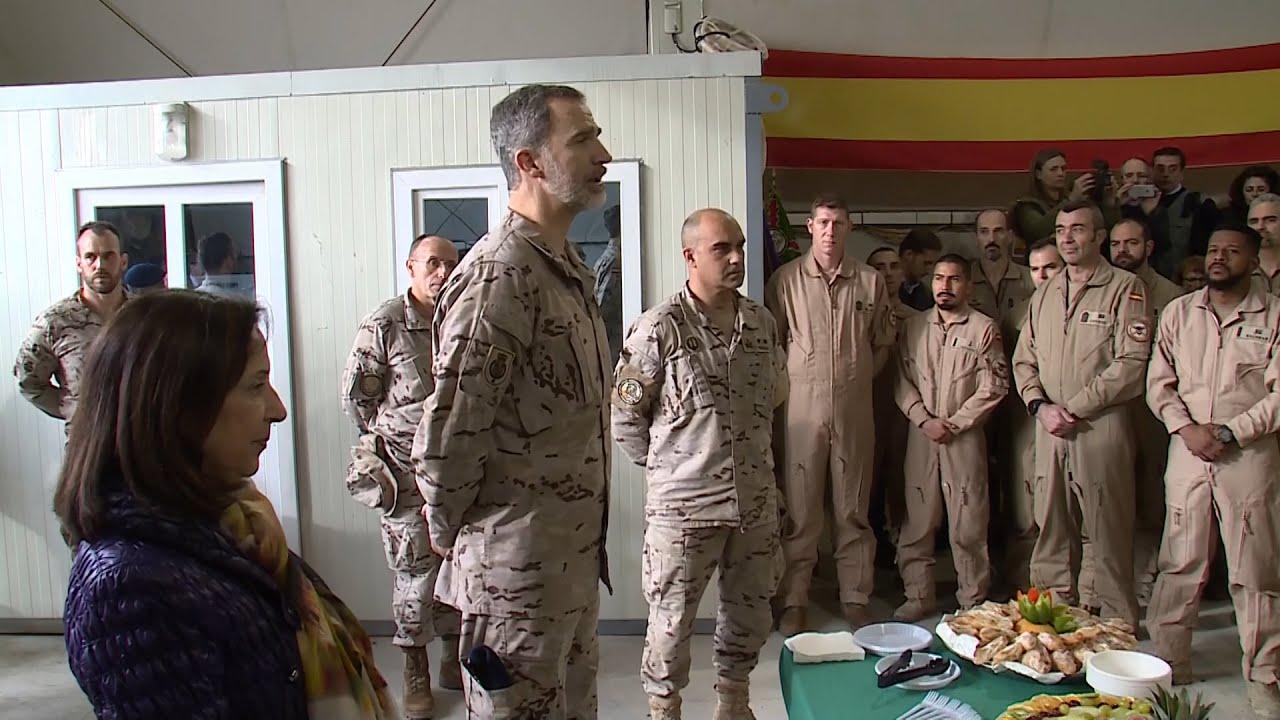 La ministra de Defensa, Margarita Robles, junto a Felipe VI, en Irak. Youtube