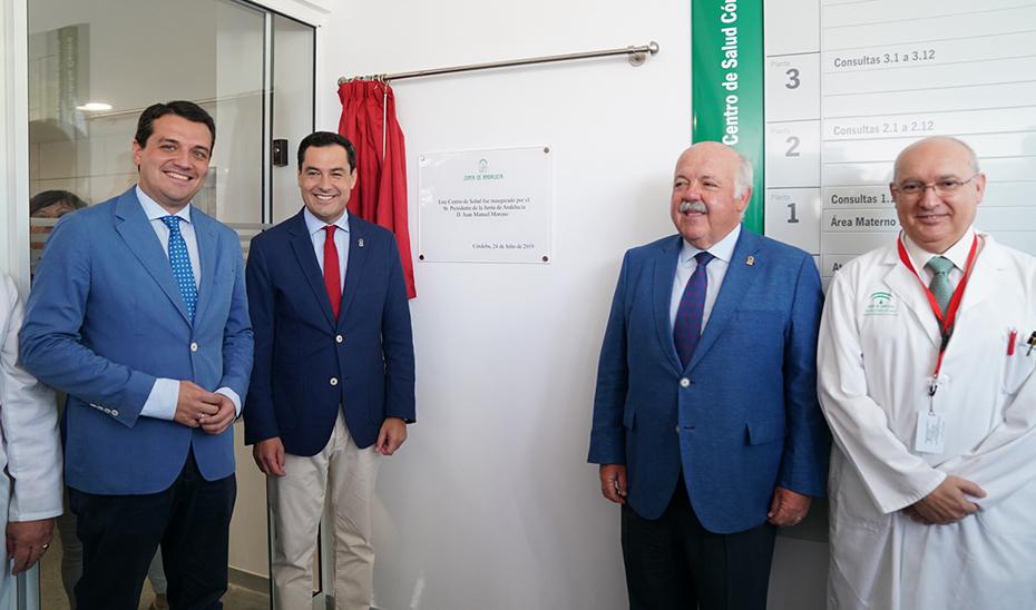 El presidente Moreno y el consejero Aguirre inaugurando un centro salud en Córdoba.