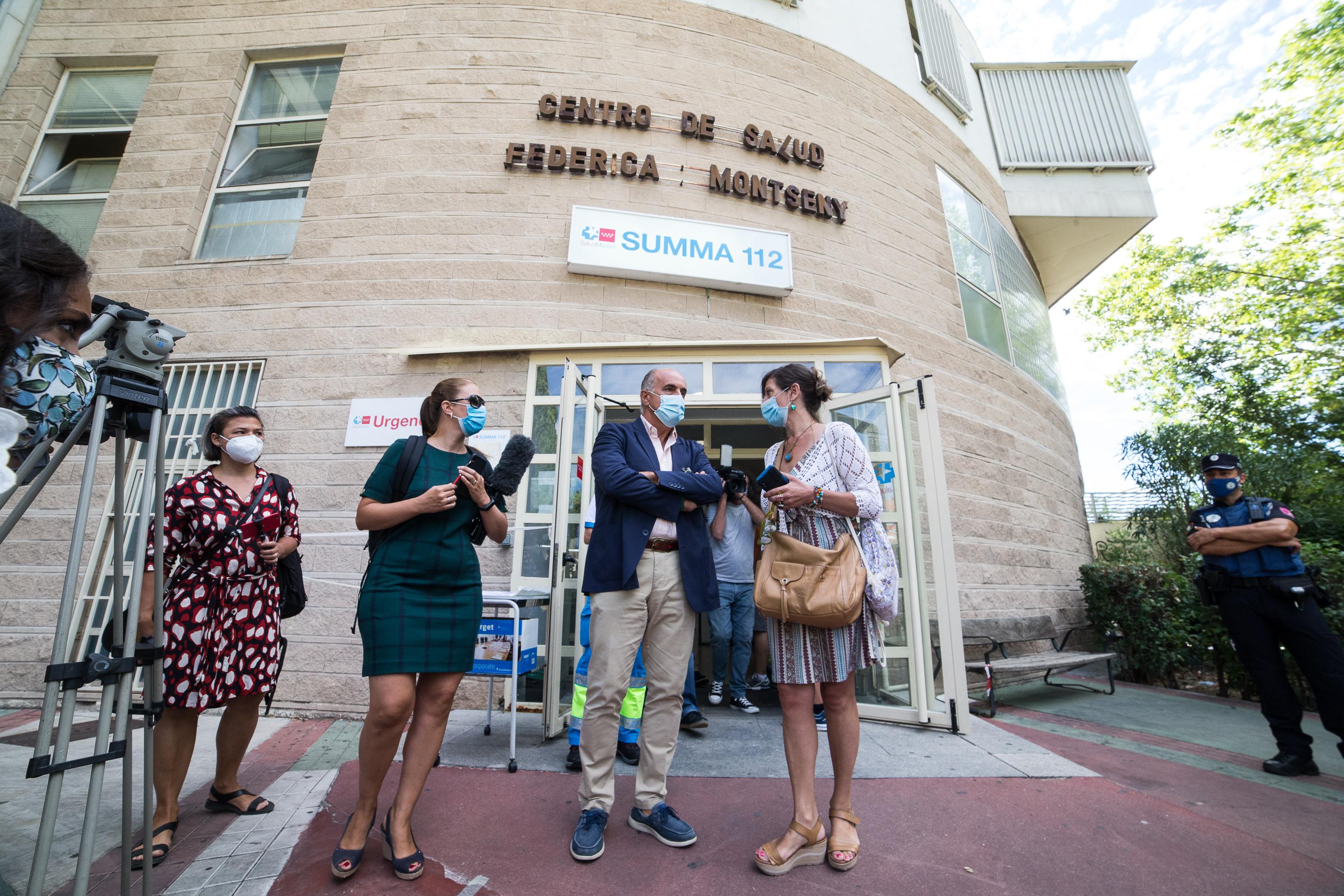 El viceconsejero de Salud Pública y Plan Covid-19 de la Comunidad de Madrid, Antonio Zapatero, visita el dispositivo para la realización de pruebas PCR en el Centro de Salud Federica Montseny