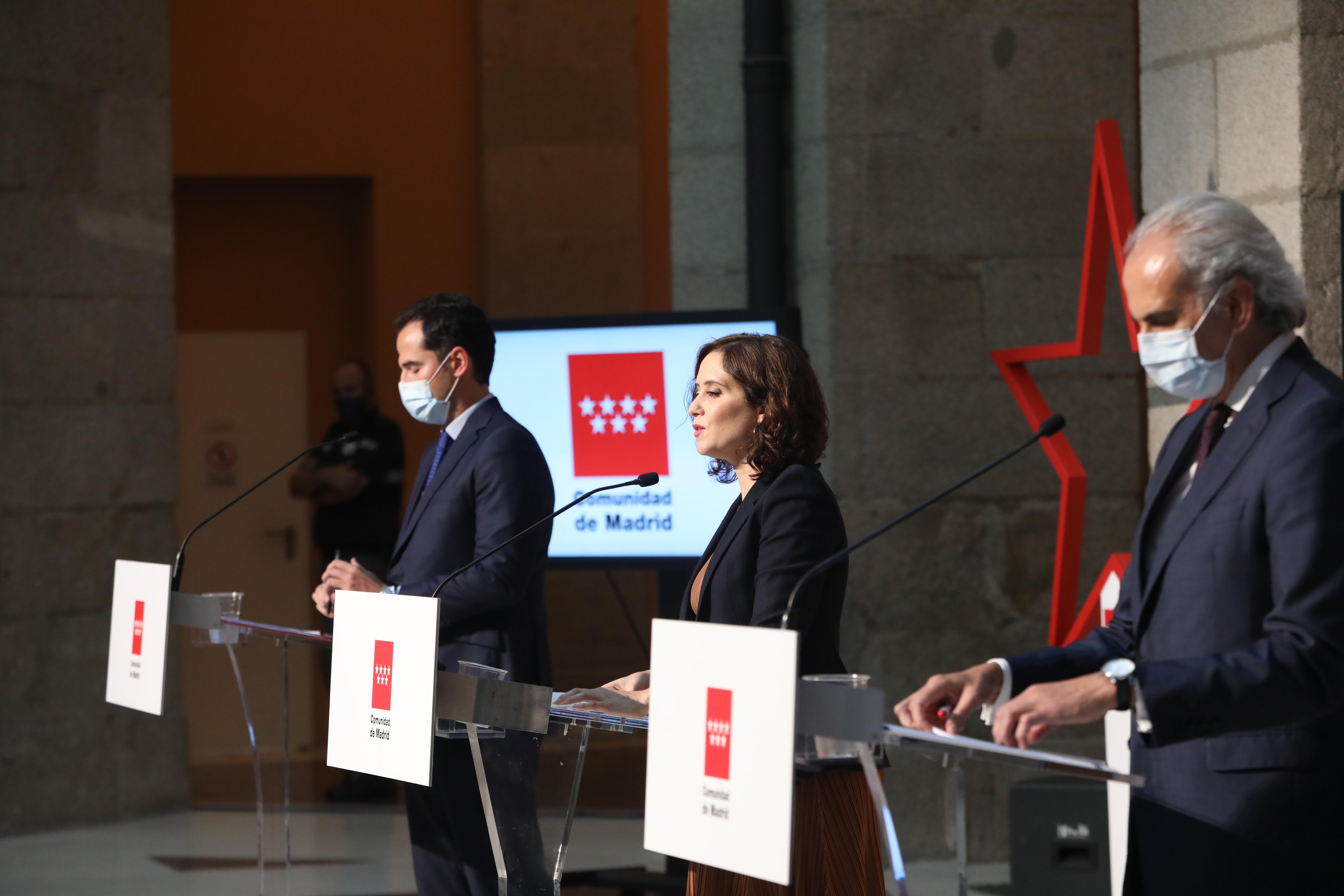 El vicepresidente, consejero de Deportes, Transparencia y portavoz regional, Ignacio Aguado, la presidenta de la Comunidad de Madrid, Isabel Díaz Ayuso, y el consejero de Sanidad, Enrique Ruiz Escudero