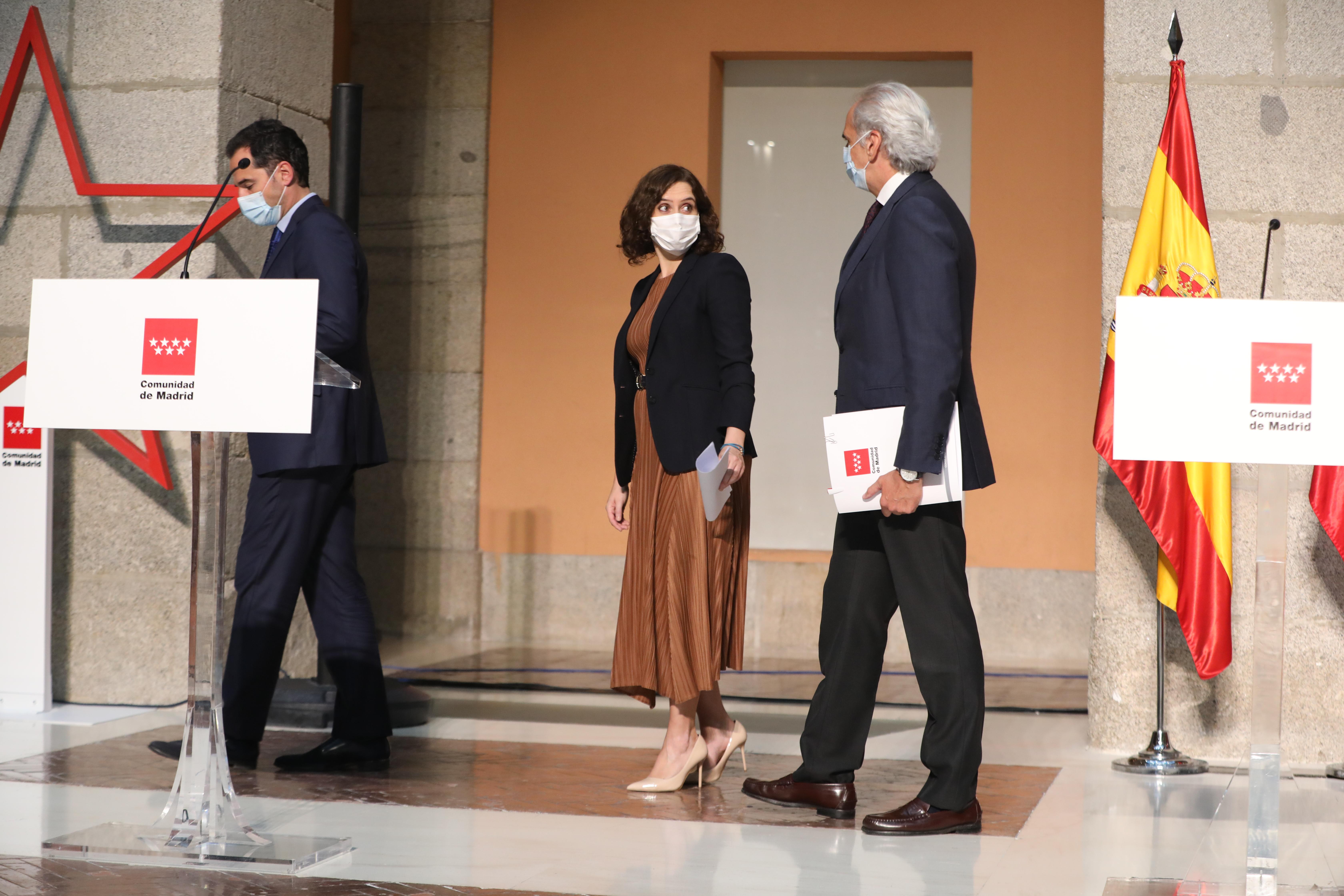 Ignacio Aguado, Isabel Díaz Ayuso y Enrique Escudero, durante la intervención de este viernes. Fuente: Europa Press.