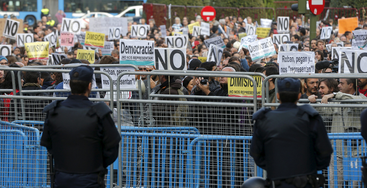 Efectivos de la policía a la entrada a la Carrera de San Jerónimo