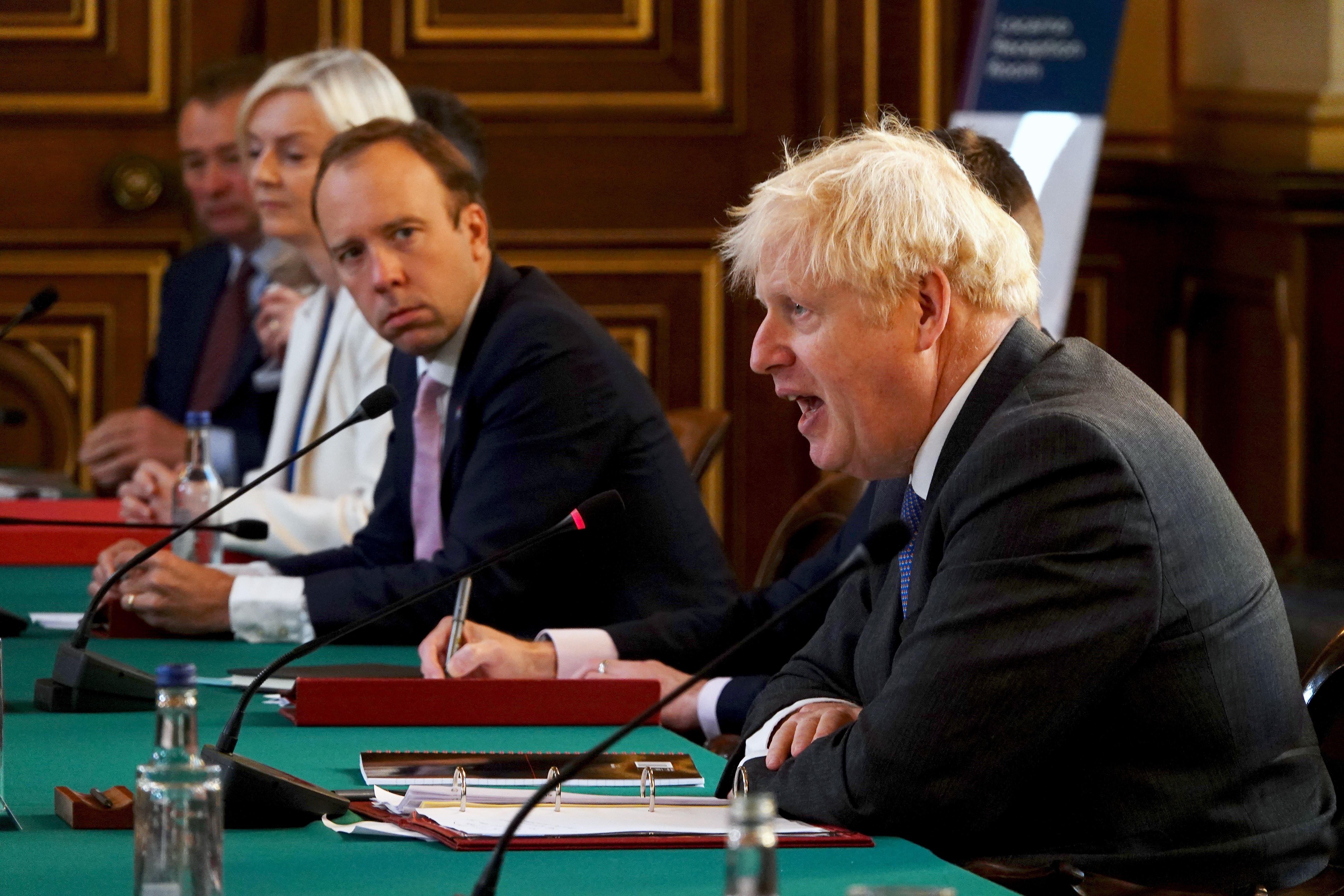 Boris Johnson durante una reunión con su equipo de gobierno. Fuente: Europa Press.