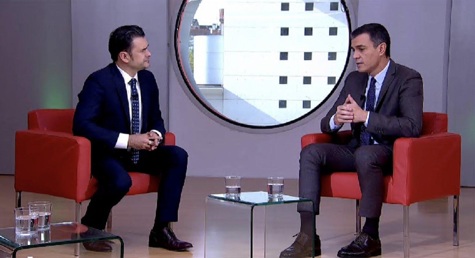 Iñaki López y Pedro Sánchez, durante la entrevista.