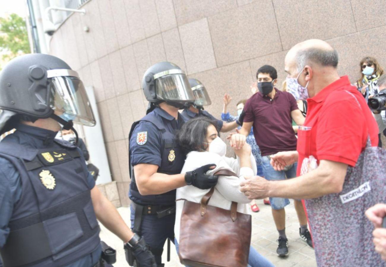 Protestas frente a la Asamblea de Madrid por los confinamientos selectivos de Ayuso (Fuente: @jotacanadas)