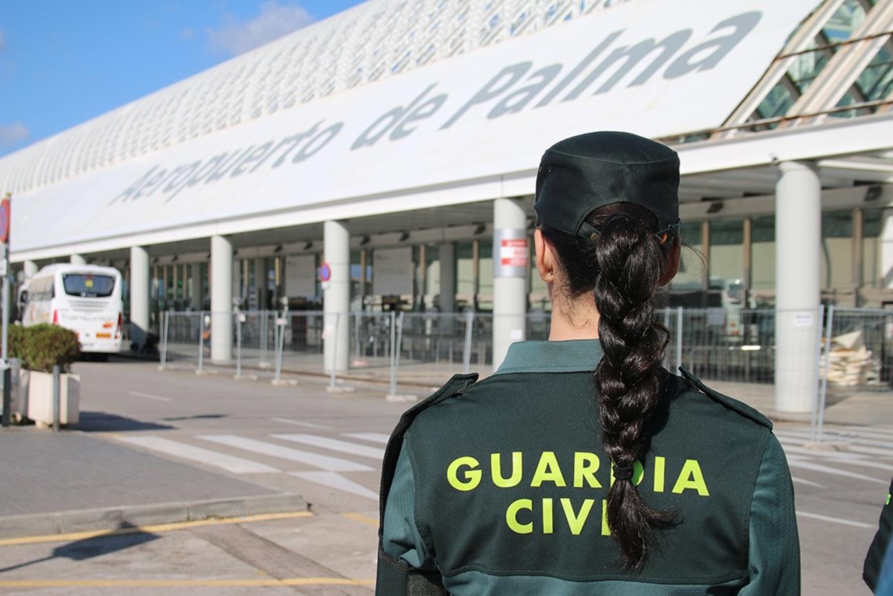 Guardia Civil en el aeropuerto de Palma de Mallorca