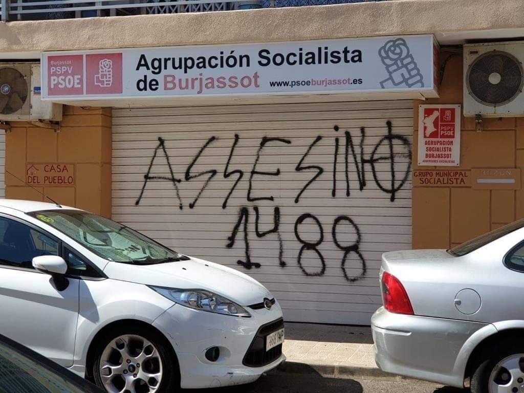 Pintadas en la sede de la Agrupación Socialista de Burjassot.EP