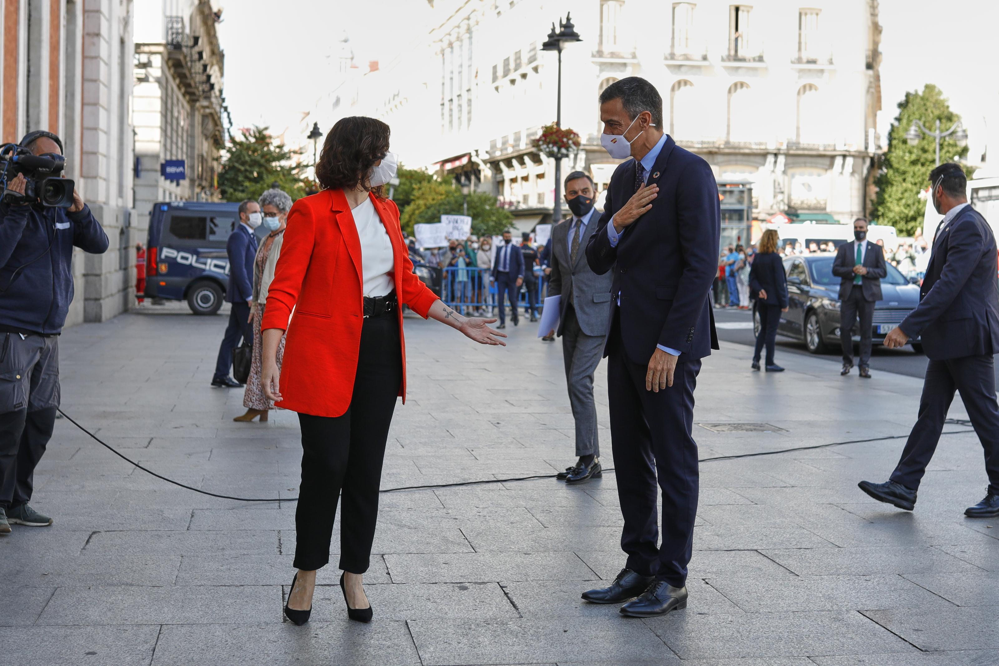 La presidenta de la Comunidad de Madrid, Isabel Díaz Ayuso, y el jefe del Ejecutivo, Pedro Sánchez, se saludan antes de su reunión en la sede de la Presidencia regional, en Madrid 