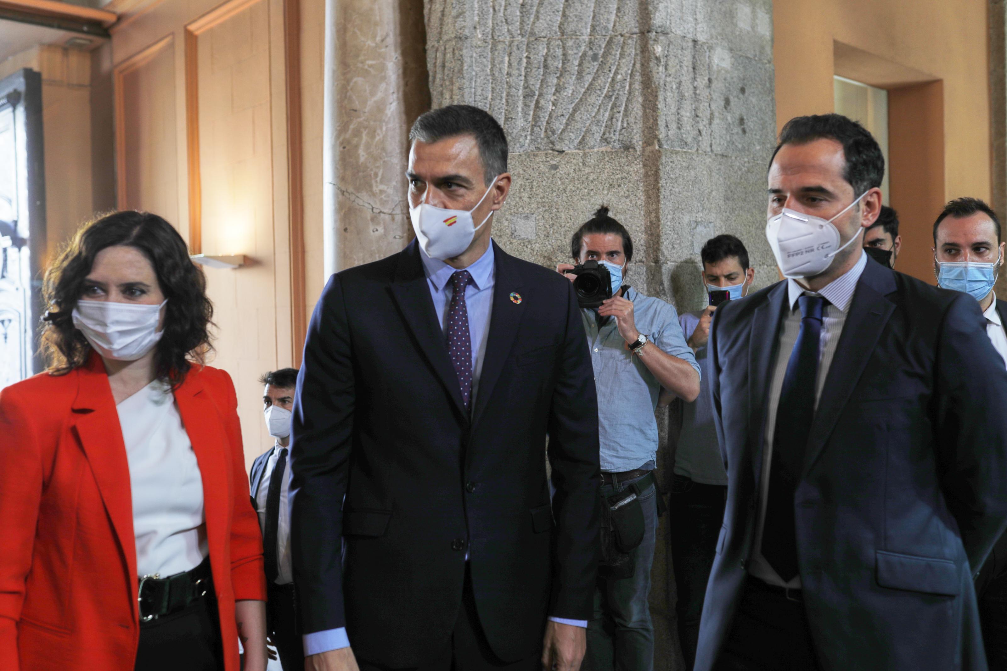 La presidenta de la Comunidad de Madrid, Isabel Díaz Ayuso; el jefe del Ejecutivo, Pedro Sánchez; y el vicepresidente de la Comunidad de Madrid, Ignacio Aguado, antes de su reunión en la sede de la Presidencia regional, en Madrid