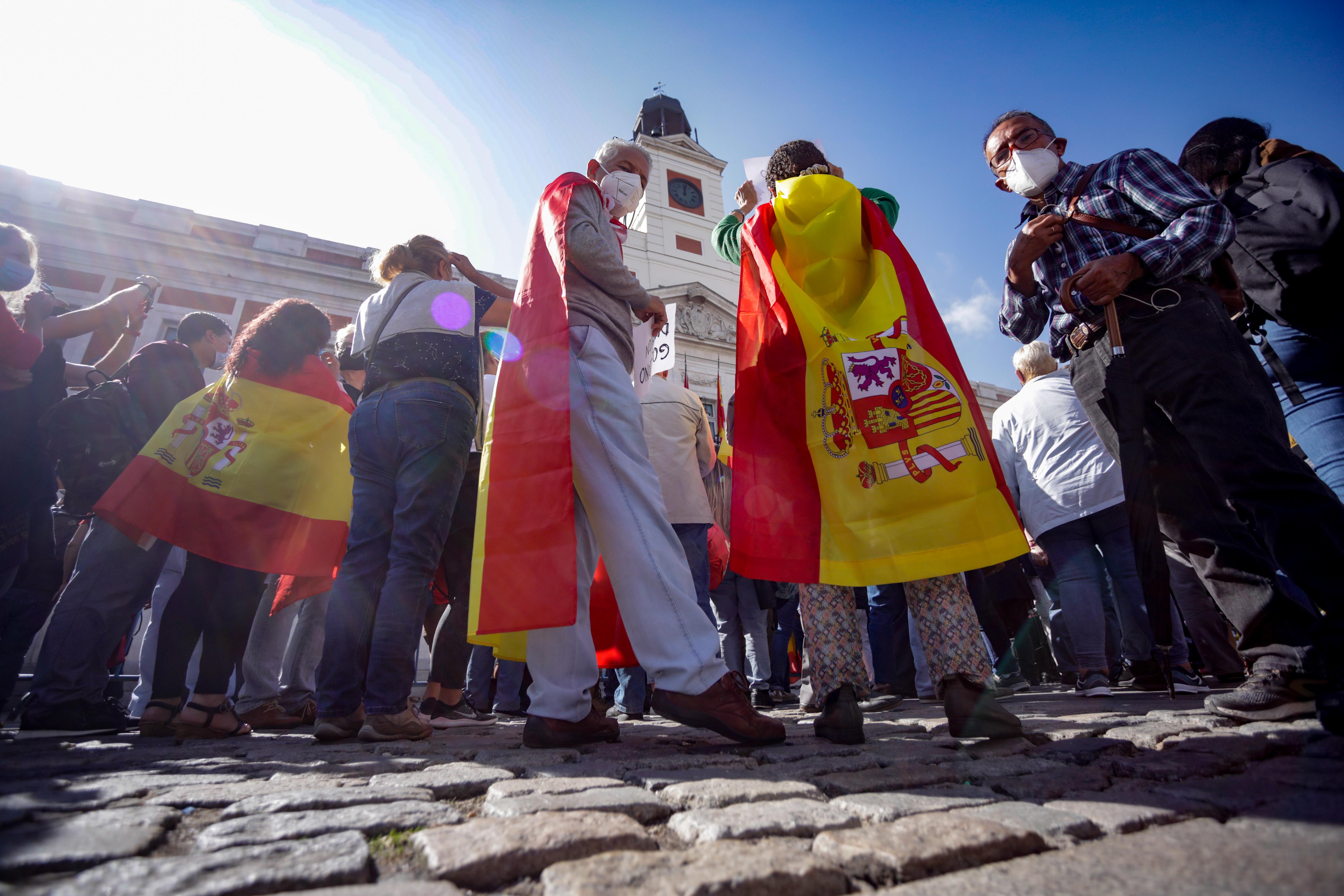 Convocadas por el sindicato de Vox, 'Solidaridad', varias personas se manifiestan en la Puerta del Sol para pedir la dimisión del Gobierno. EP