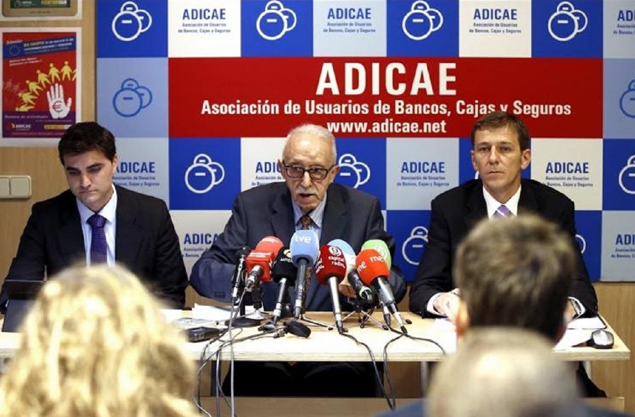 Manuel Pardos, presidente de Adicae, junto a dos miembros en una rueda de prensa