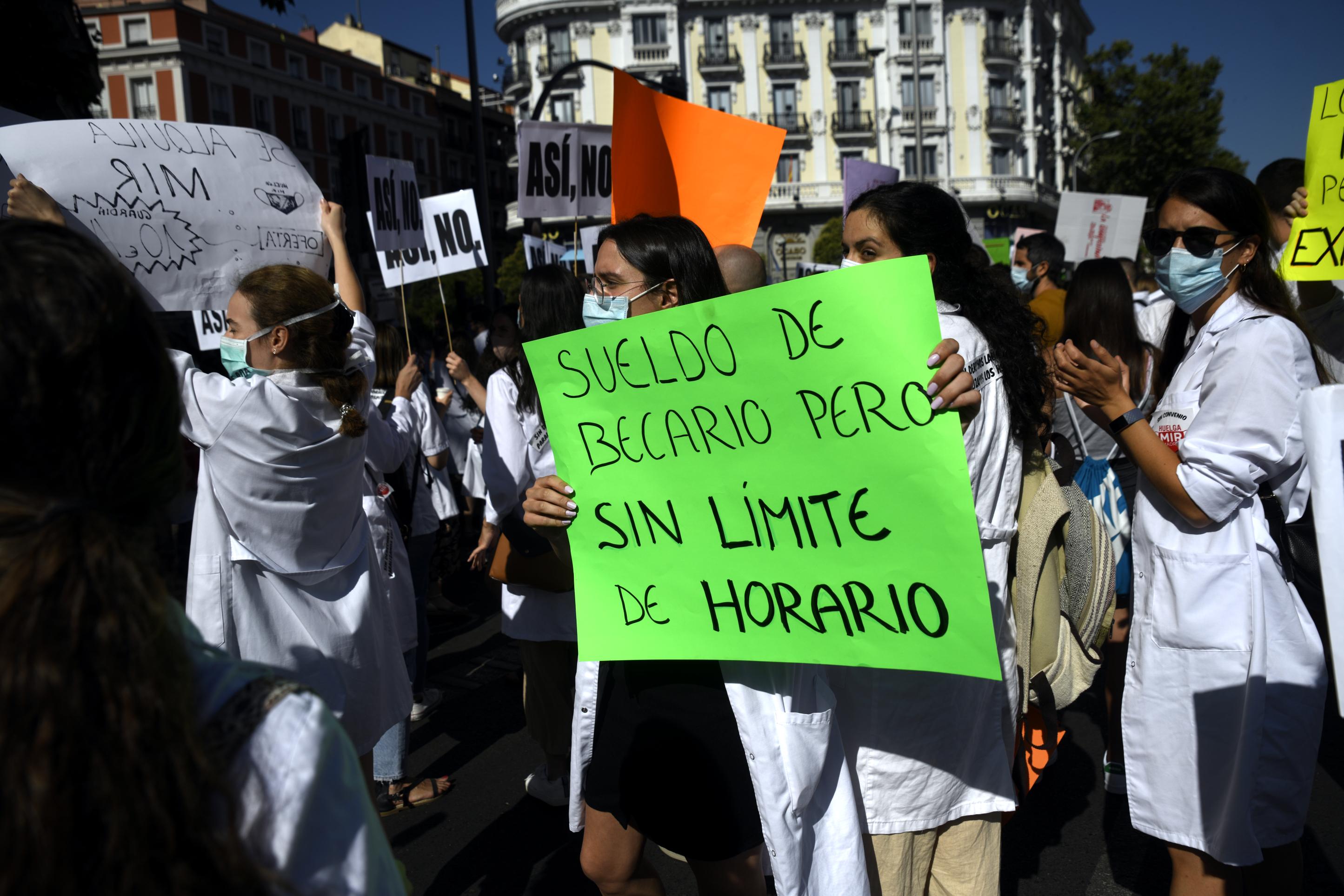 Ayuso exige a Sánchez "incentivar" a los médicos mientras les ofrece contratos precarios - EP