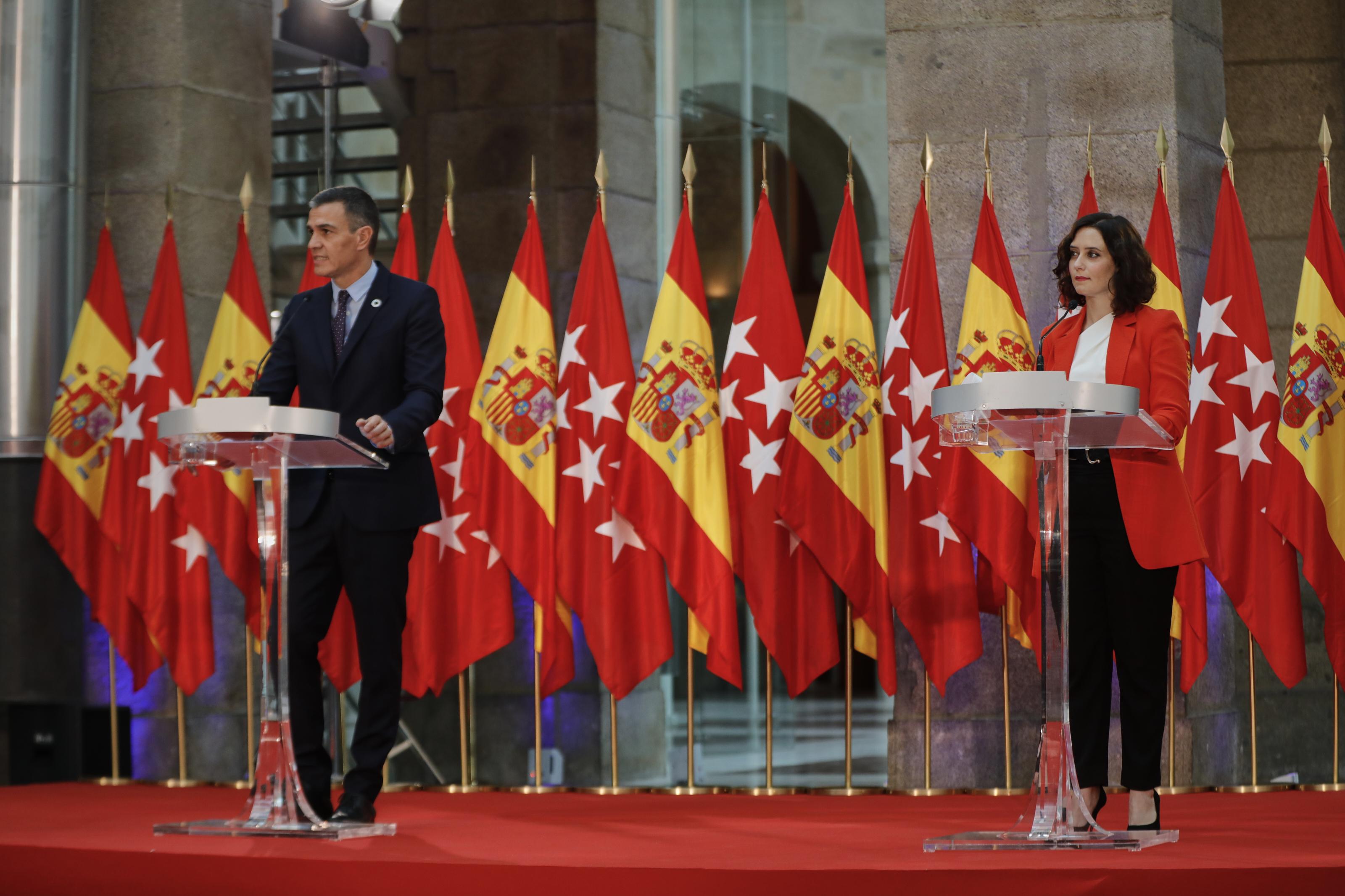 Pedro Sánchez e Isabel Díaz Ayuso durante su reunión en la Puerta del Sol. EP