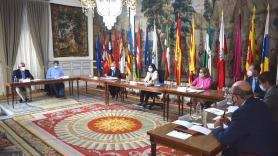 La ministra de Función Pública y Política Territorial, Carolina Darias y los representantes sindicales de la función pública. Europa Press