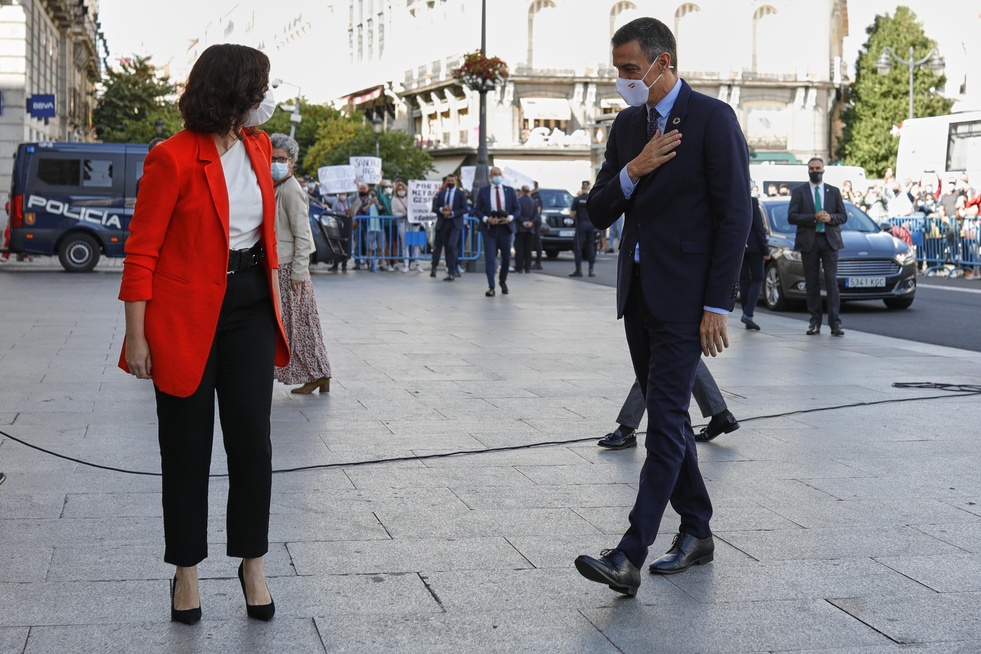 Pedro Sánchez e Isabel Díaz Ayuso en el momento previo a la reunión en la Puerta del Sol. EP