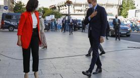 Pedro Sánchez e Isabel Díaz Ayuso en el momento previo a la reunión en la Puerta del Sol. EP