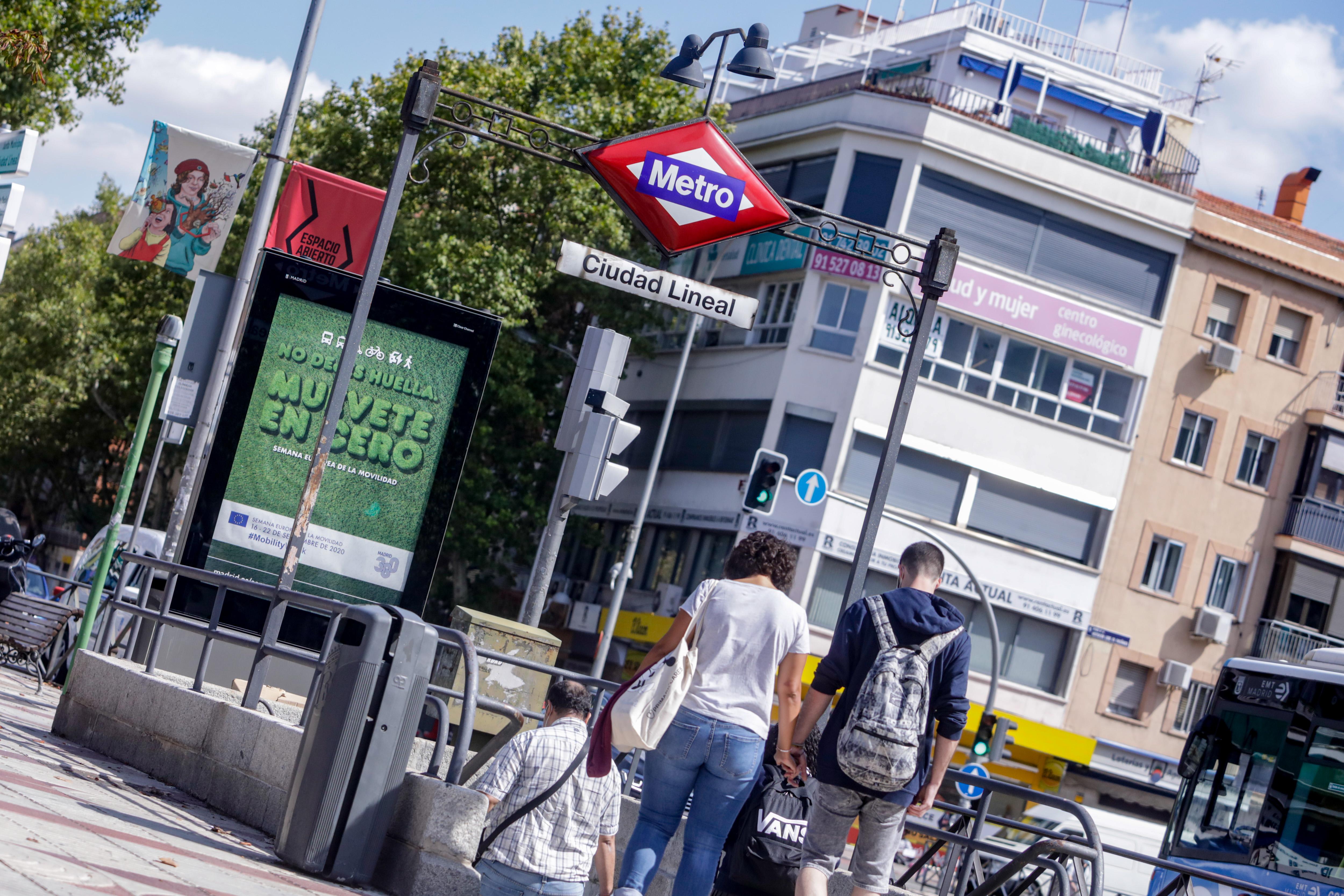 Varias personas entran al metro de Ciudad Lineal, Madrid (España), a 21 de septiembre de 2020. EP