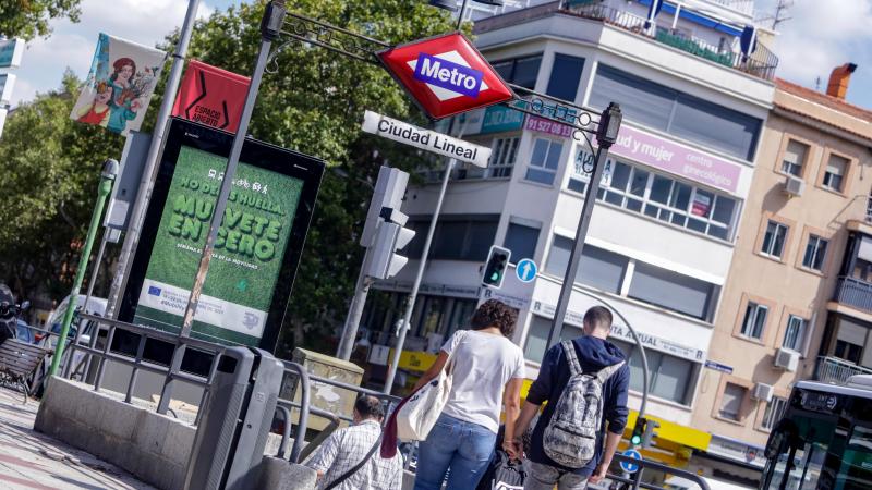 Varias personas entran al metro de Ciudad Lineal, Madrid (España), a 21 de septiembre de 2020. EP