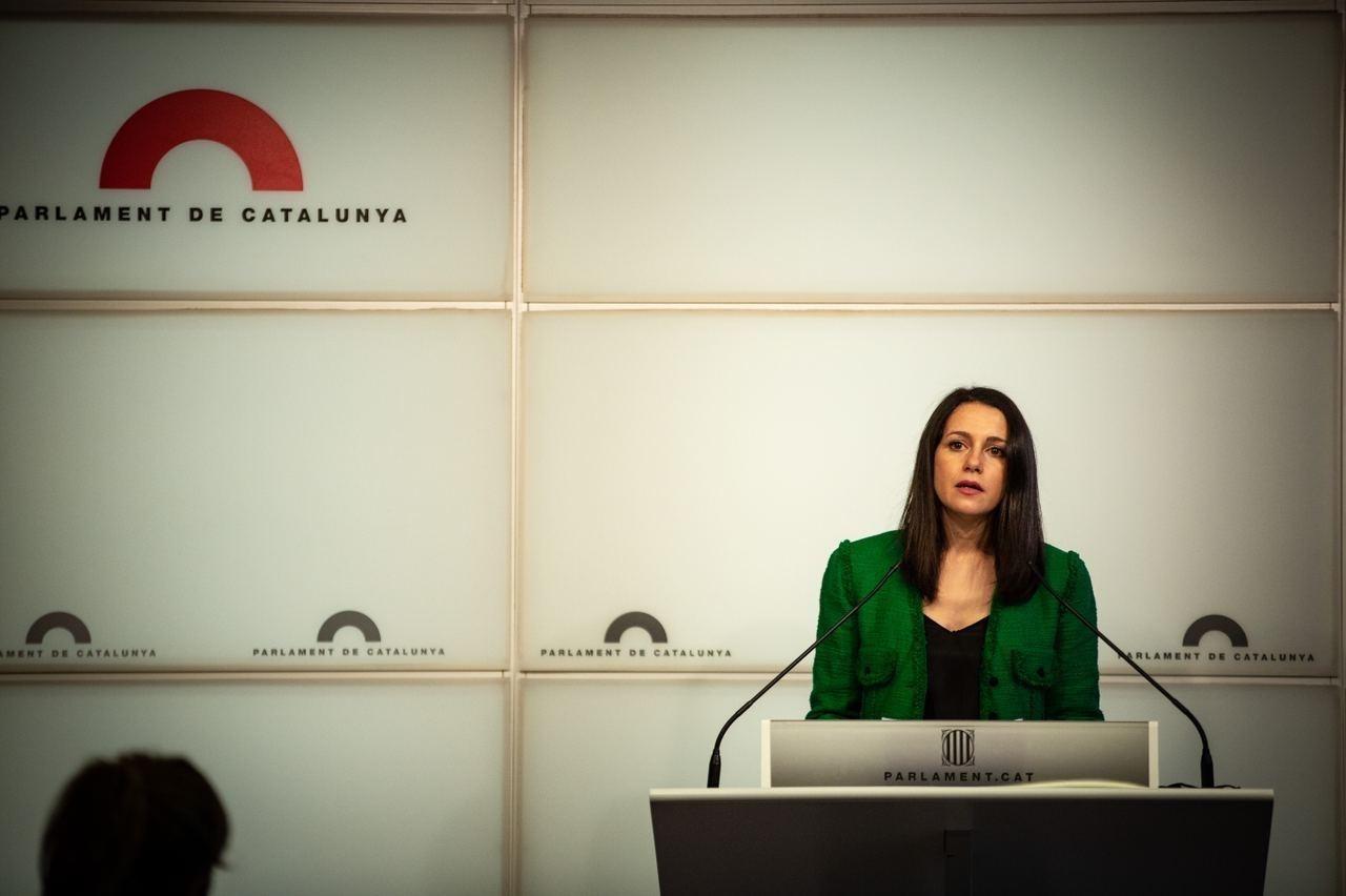 La presidenta de Ciudadanos, Inés Arrimadas, en una rueda de prensa en el Parlament de Cataluña.