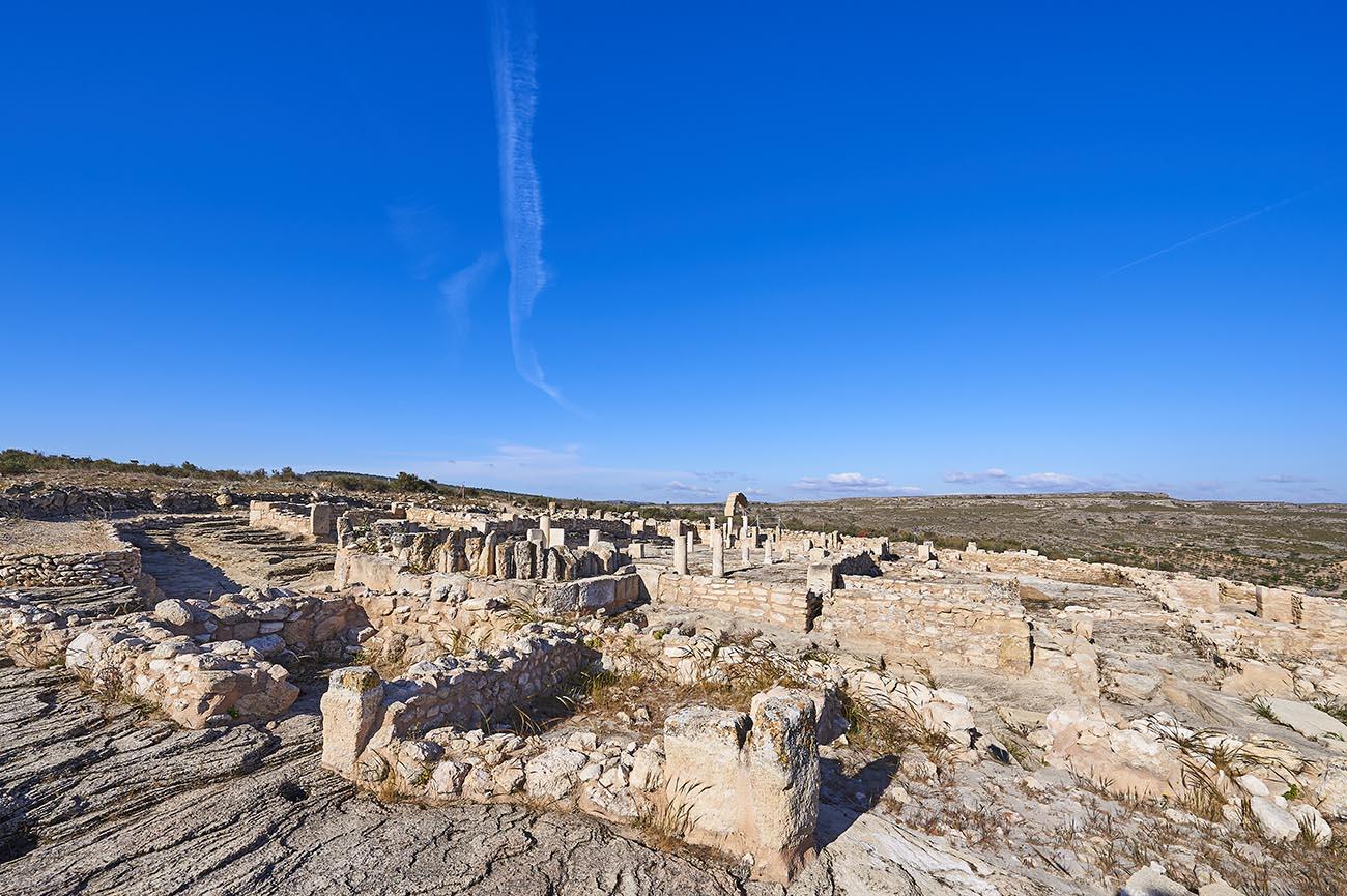 Hellín alberga un patrimonio cultural impresionante y cuenta con dos bienes declarados Patrimonio Mundial de la Humanidad por parte de la UNESCO: las pinturas rupestres del Abrigo Grande de Minateda y su Tamborada