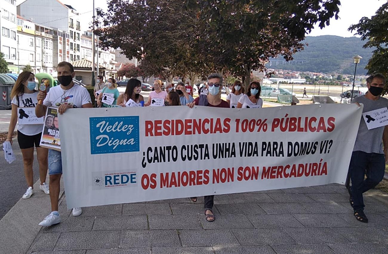 Imagen de una de las protestas de REDE y Vellez Digna este verano contra la gestión privada de las residencias (Foto: Facebook Vellez Digna).