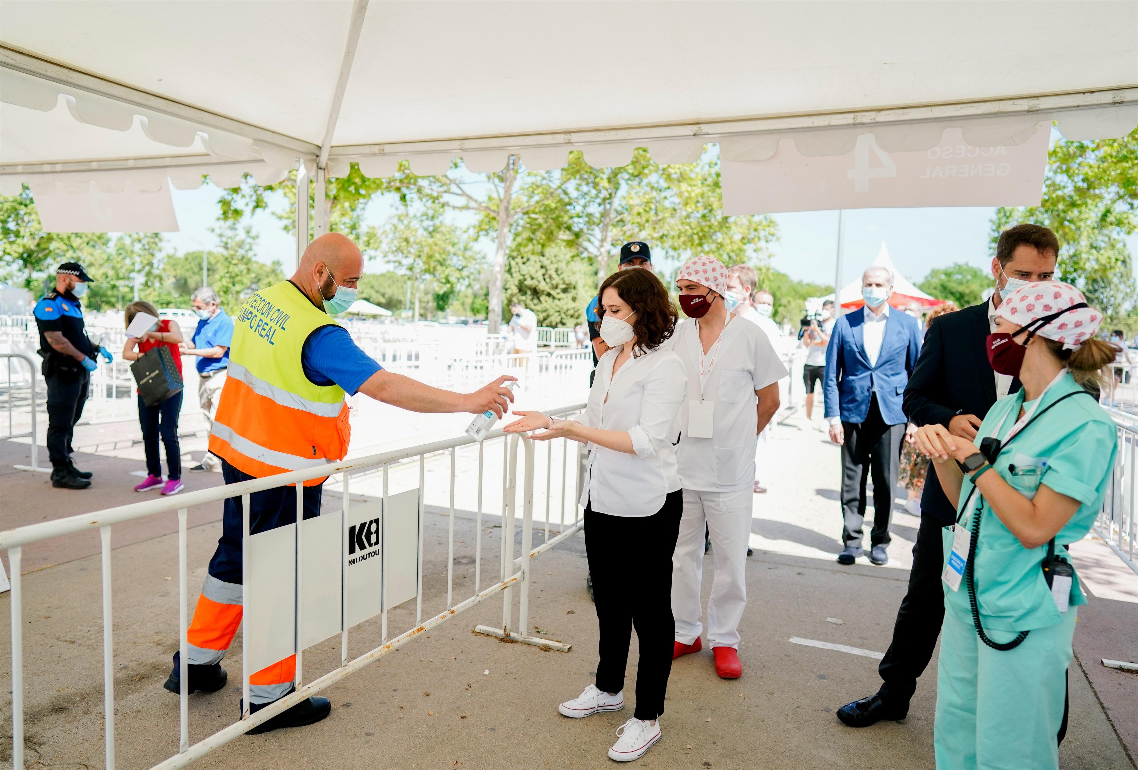 Díaz Ayuso visita las carpas de Torrejón donde se están realizando los test masivos a vecinos. EP.