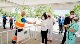 Díaz Ayuso visita las carpas de Torrejón donde se están realizando los test masivos a vecinos. EP.