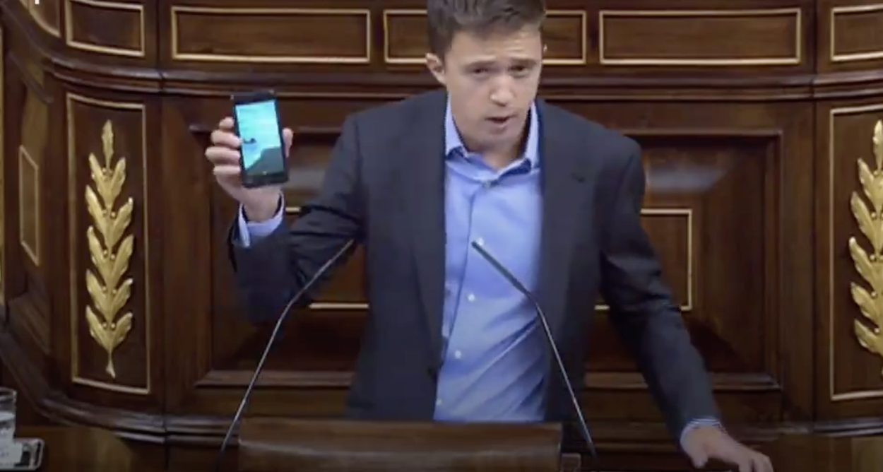 Íñigo Errejón blandiendo su teléfono móvil desde la tribuna del Congreso