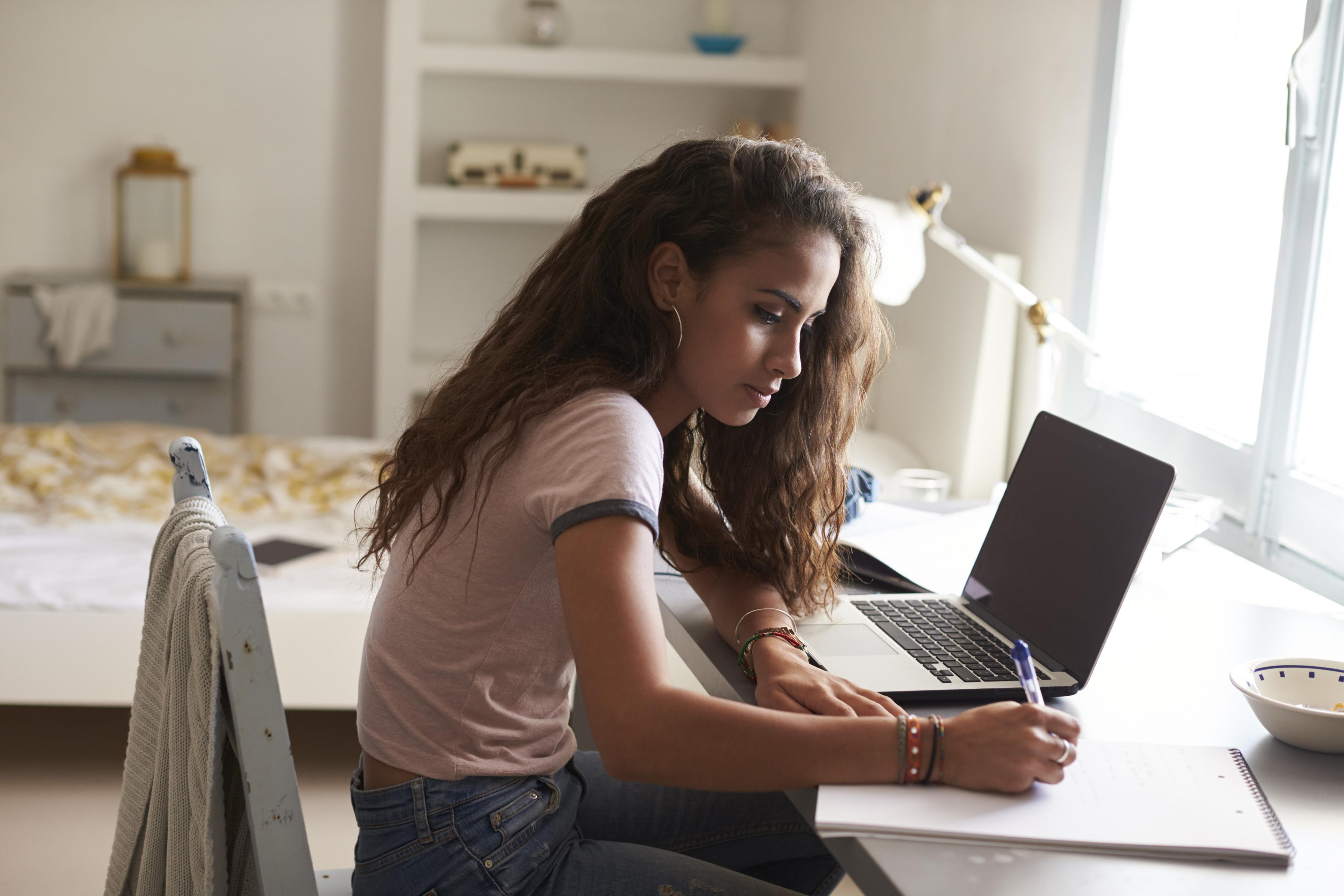 La tecnología, utilizada para el estudio y el trabajo, incrementa ligeramente el bienestar