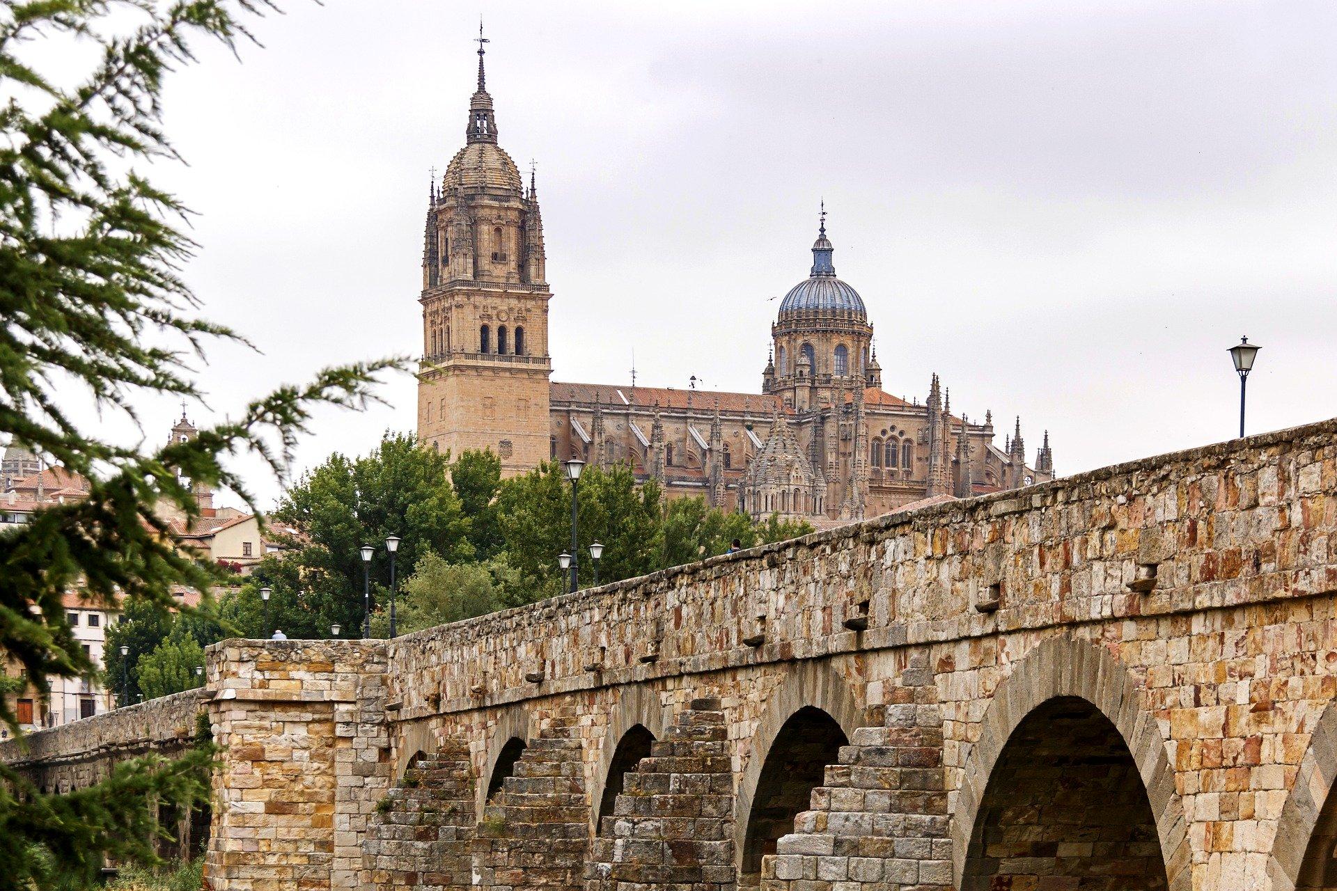 Puente y catedral de Salamanca. Pixabay