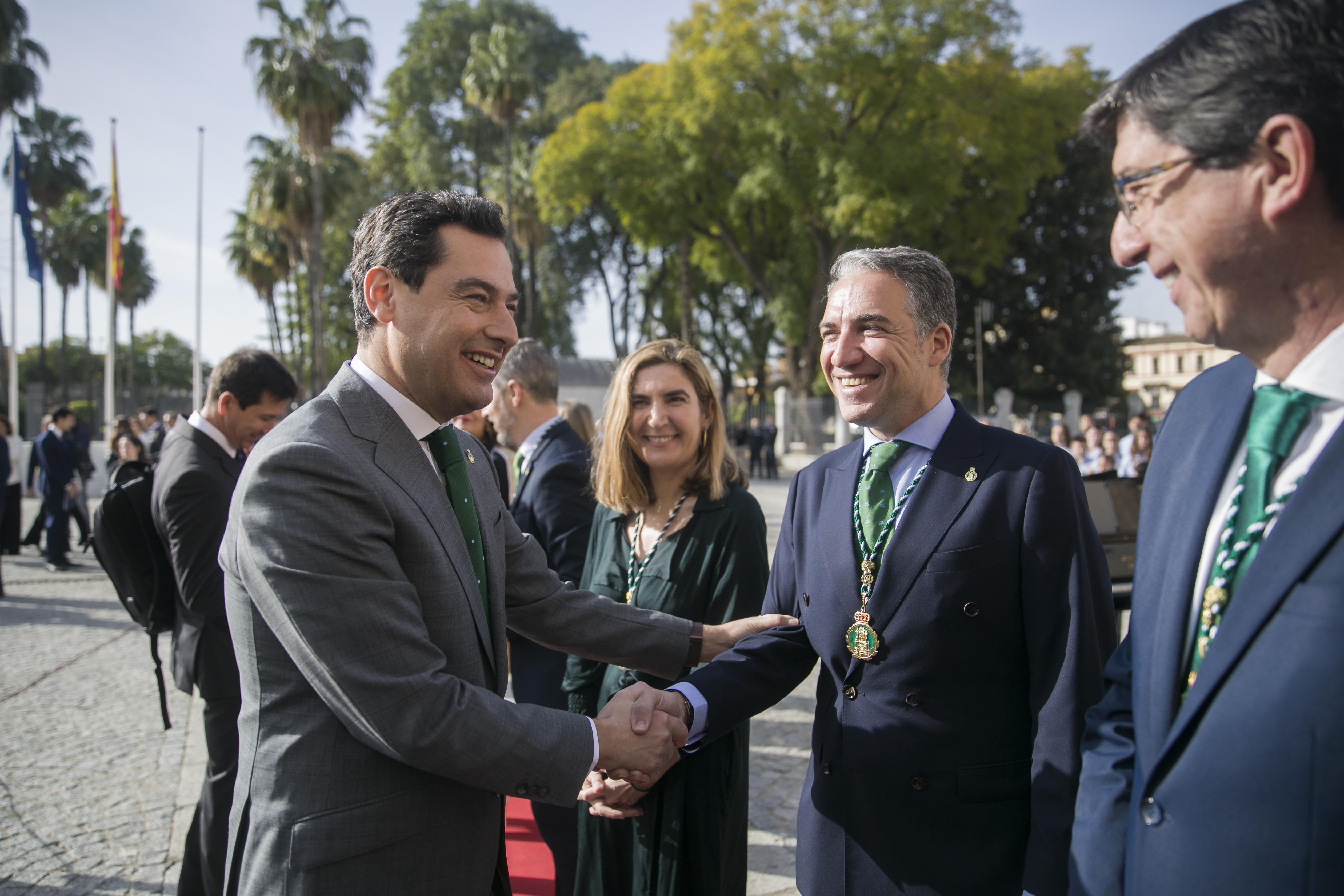El presidente de la Junta de Andalucía, Juanma Moreno (i) saluda al consejero de Presidencia, Elías Bendodo (2d), junto al vicepresidente de la Junta, Juan Marín (1d), 