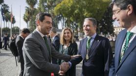 El presidente de la Junta de Andalucía, Juanma Moreno (i) saluda al consejero de Presidencia, Elías Bendodo (2d), junto al vicepresidente de la Junta, Juan Marín (1d), 