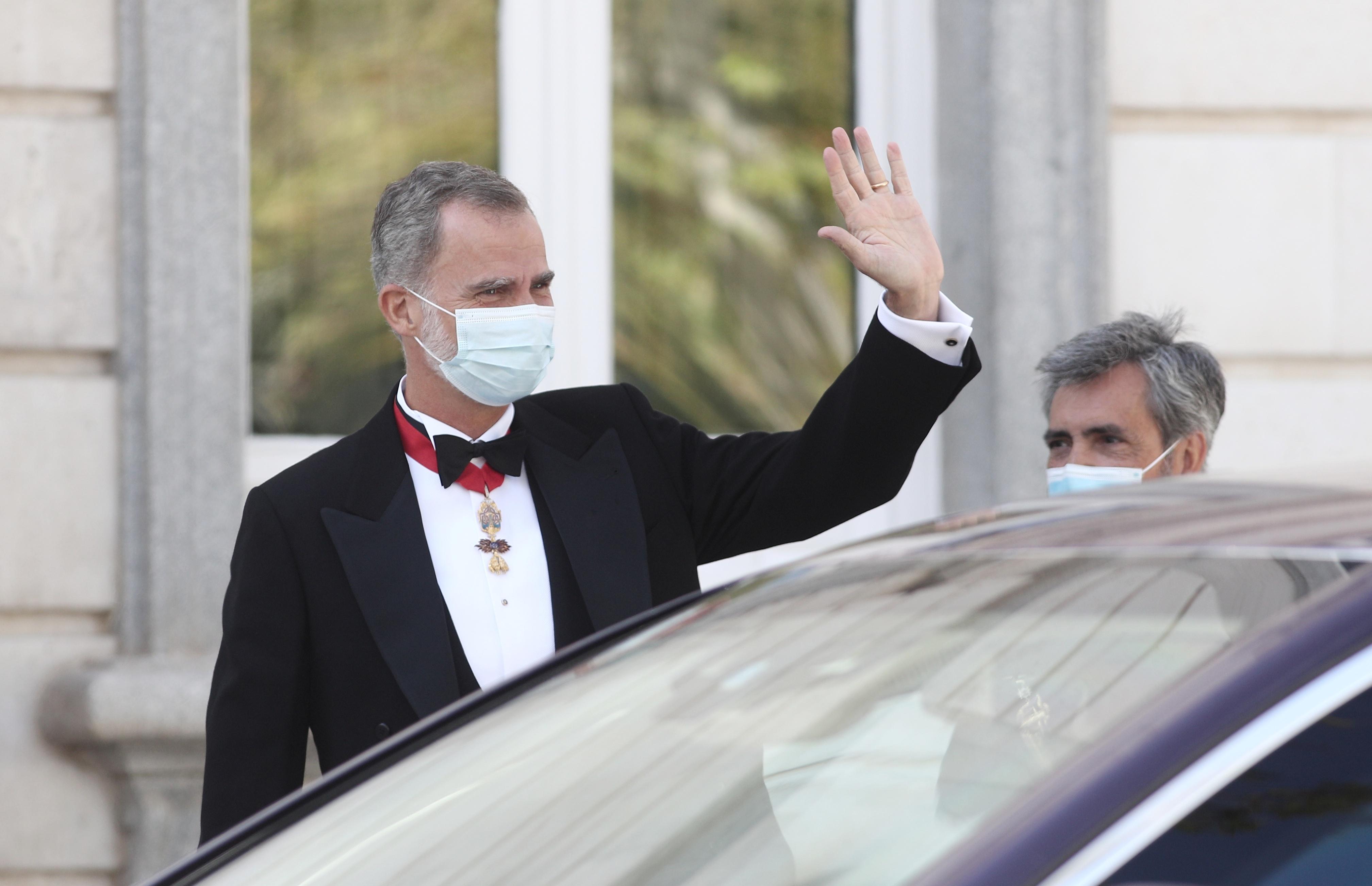 Felipe VI se baja del coche tras ser recibido por Carlos Lesmes en la apertura del año judicial. Europa Press. 