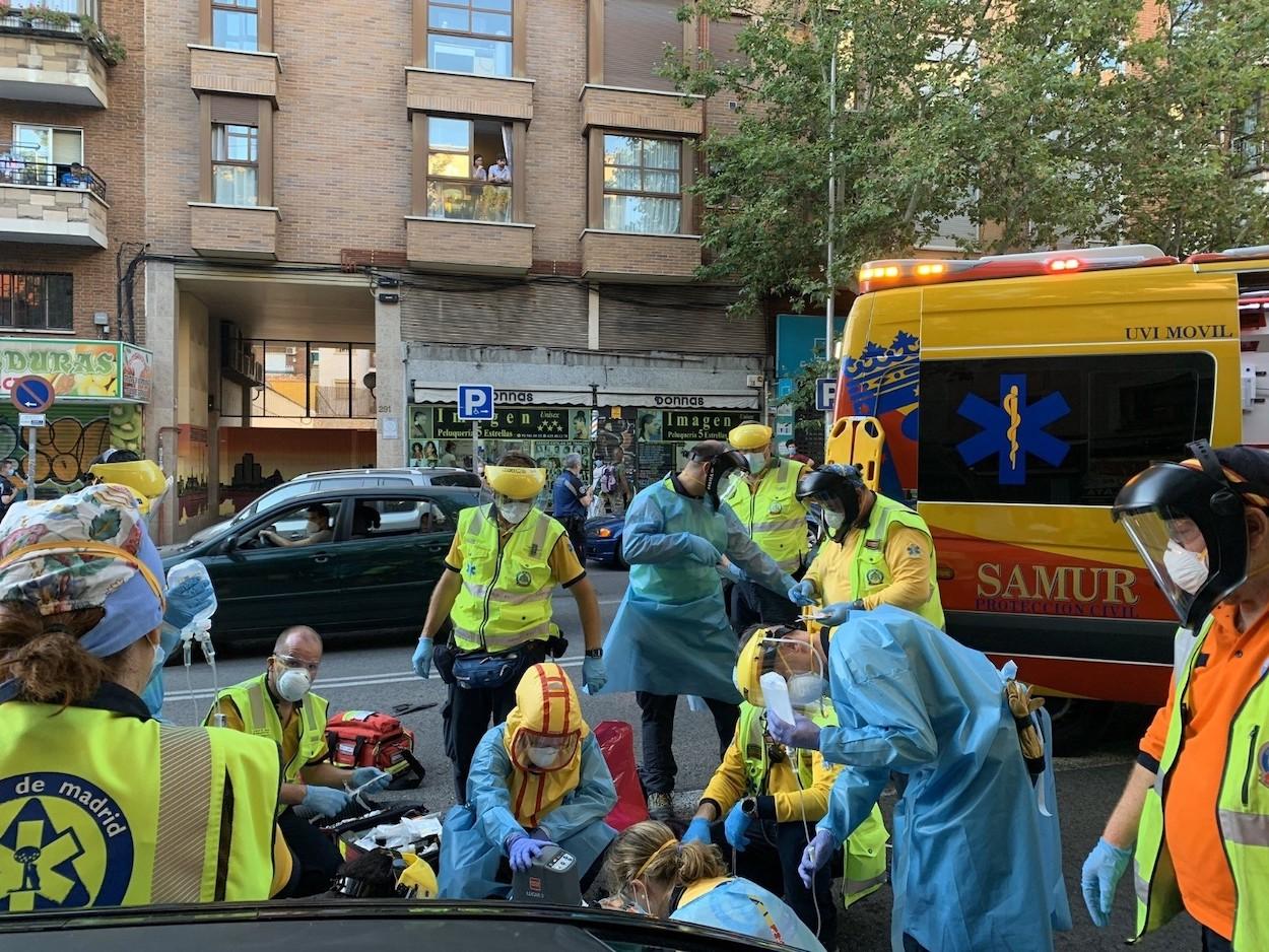 Efectivos del Samur Protección Civil realizan una intervención en un accidente de tráfico, portando uno de ellos una nueva escafandra.