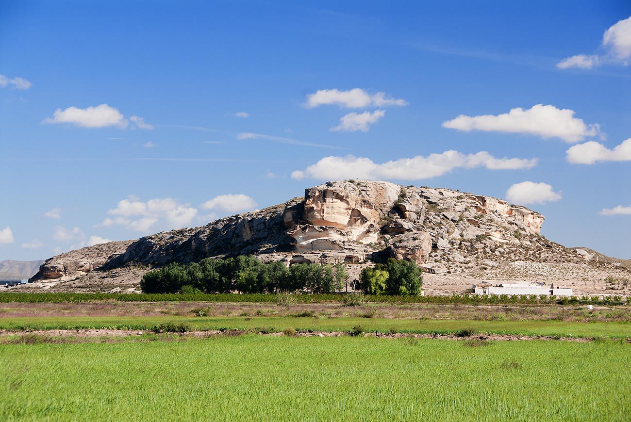 Junto al Tolmo de Minateda (en la foto) los primeros habitantes de Hellín erigieron su hogar y allí se encuentra un Parque Arqueológico con los restos que atestiguan su ocupación continuada desde la Edad de Bronce