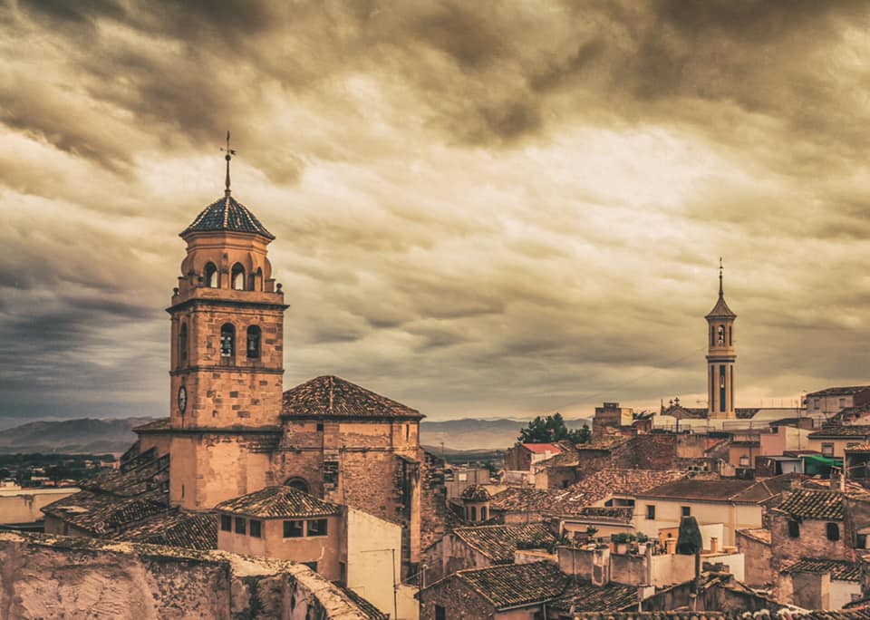 Foto de Manuel Sagredo, que ganó el Concurso de Fotografía Turística 2017 de Hellín y en la que se puede ver la iglesia de la Asunción y la ermita del Rosario