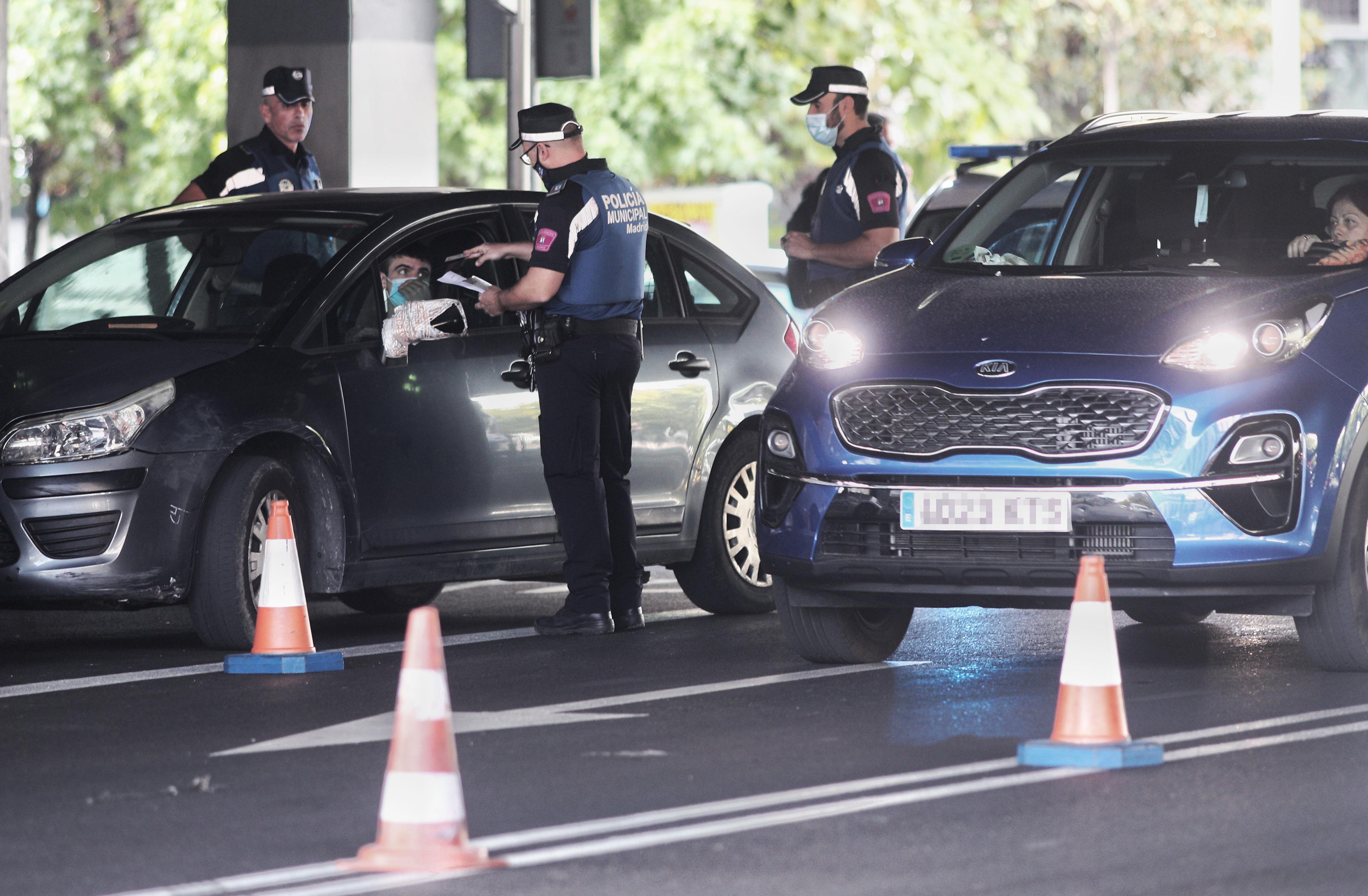Agentes de la Policía Municipal de Madrid realizan controles de movilidad en Puente de Vallecas. EP