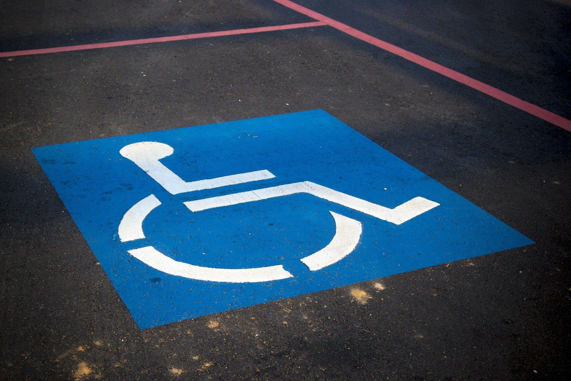 Cárcel para el hombre de Alicante que aparcaba en una plaza de discapacitado con una tarjeta falsa - Pixabay
