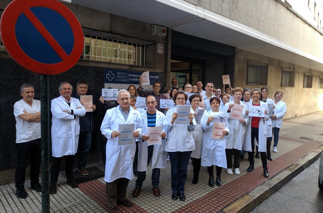 Imagen de una protesta celebrada en febrero de este año por parte de médicos y personal de centros de salud gallegos. 
