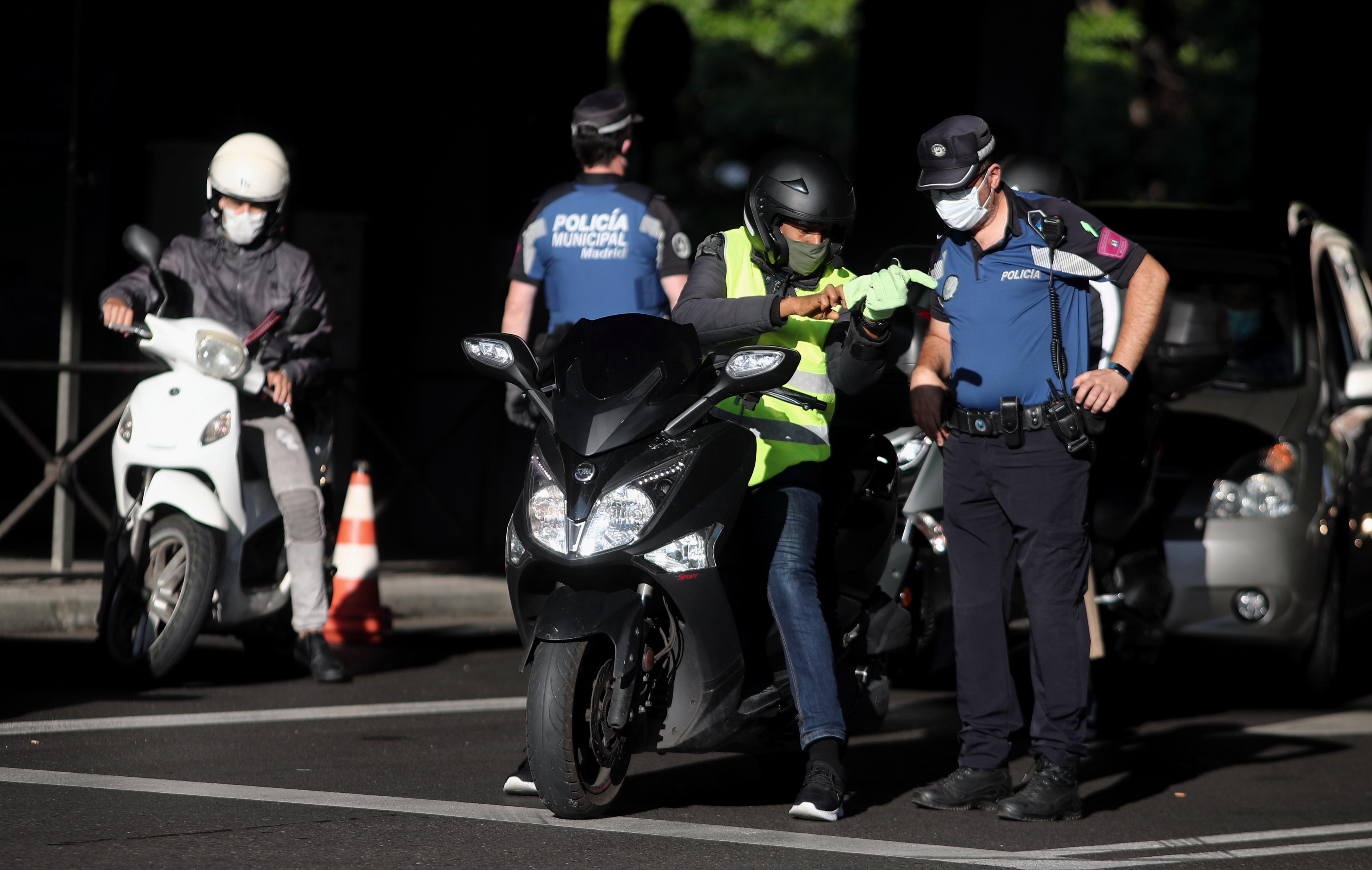 Controles policiales de movilidad en el distrito de Puente de Vallecas