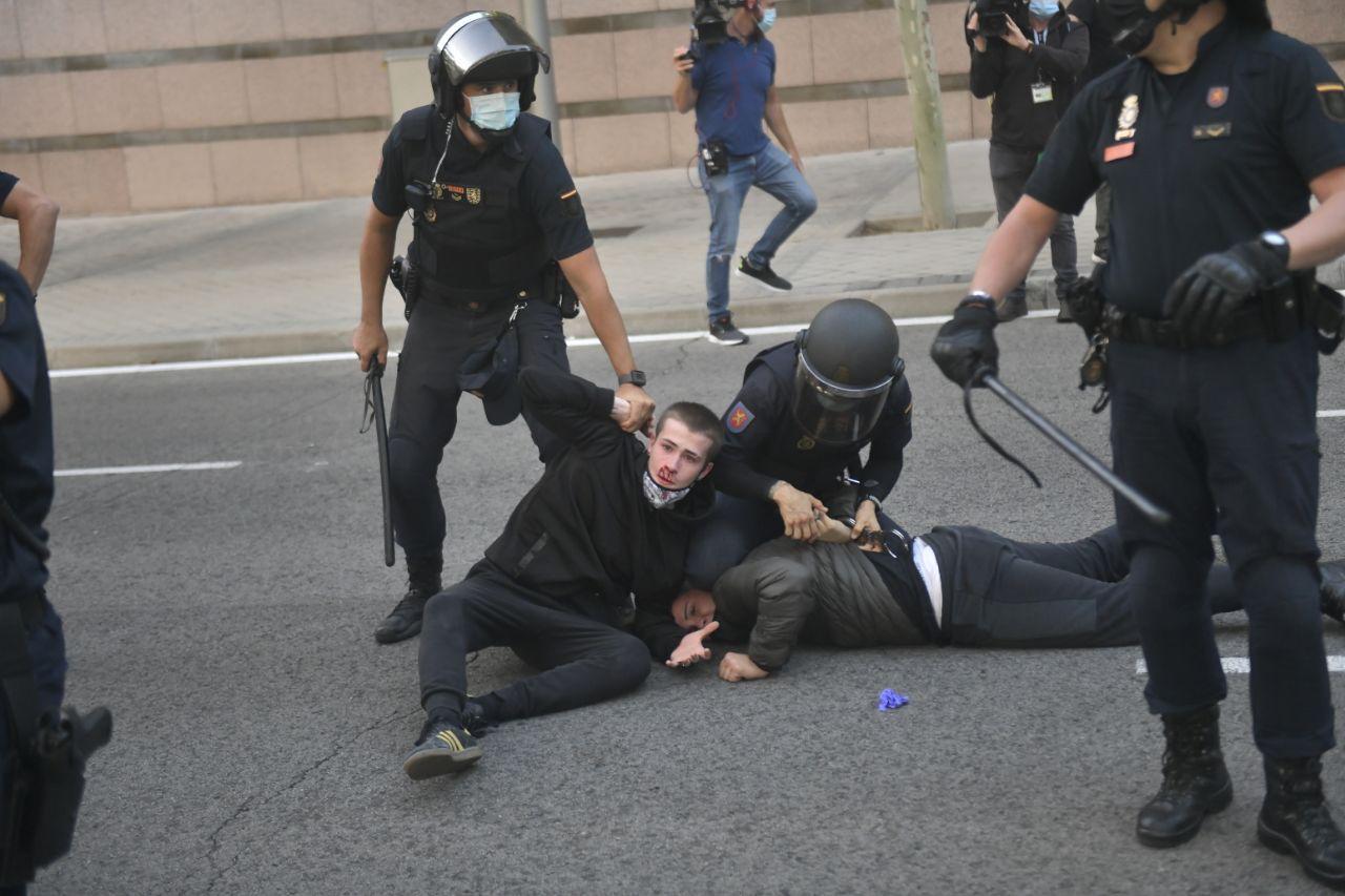 Cargas policiales frente a la Asamblea de Madrid por las protestas contra las medidas de Ayuso