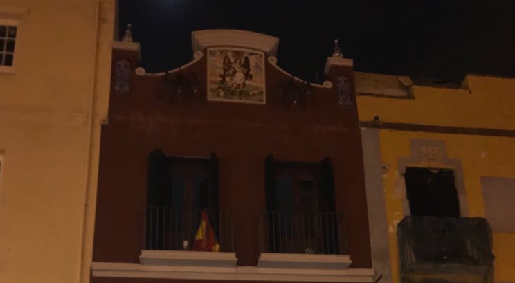La bandera de España en el balcón de Ángel Garó. 