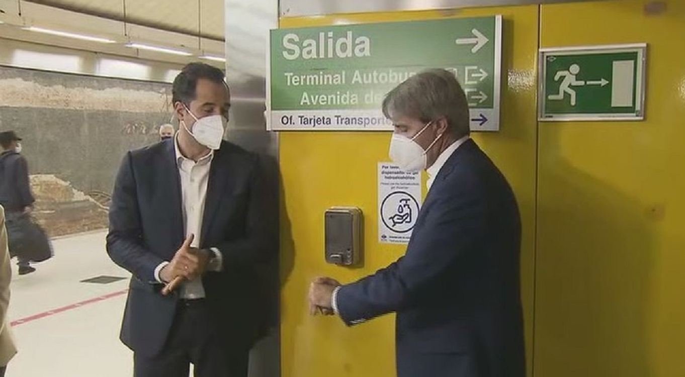 Ángel Garrido e Ignacio Aguado durante la inauguración del dispensador de gel hidroalcohólico.