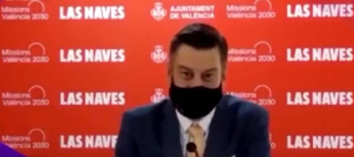 El concejal valenciano Carlos Galiano simulando que habla en inglés. Fuente Youtube