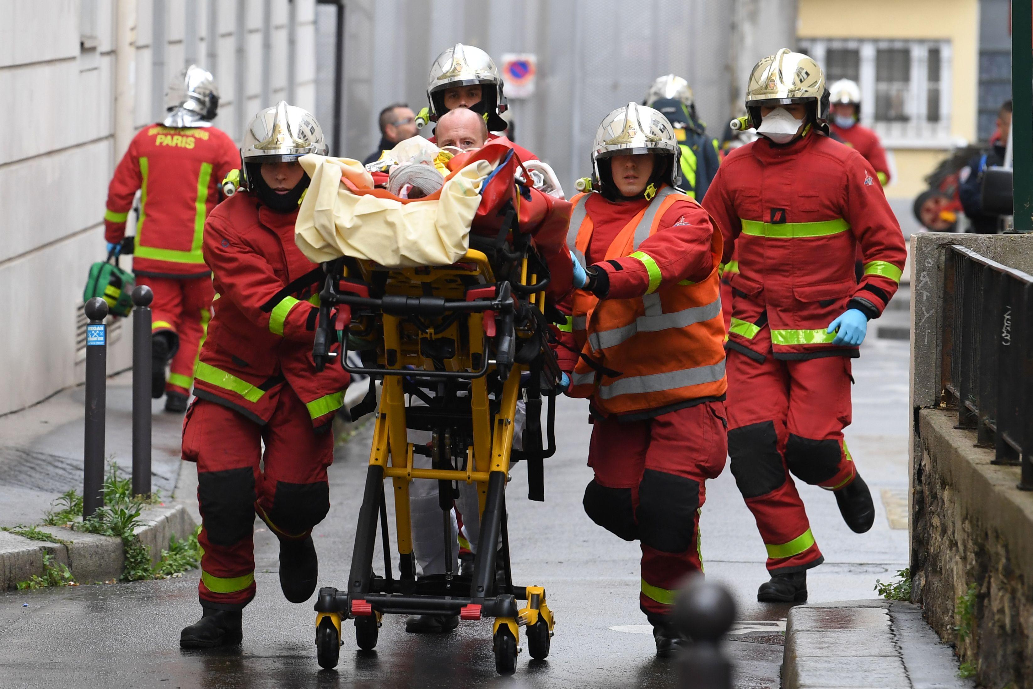 Al menos cuatro personas han resultado heridas cerca de las antiguas oficinas de 'Charlie Hebdo' en París. EP