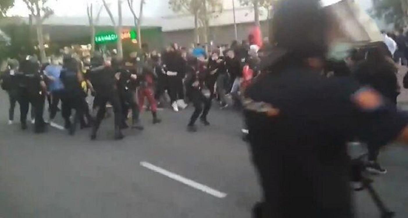 La Policía carga contra vecinos de Vallecas. Twitter